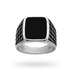 ANELLO CHEVALIER QUADRATO CON SMALTO NERO IN ARGENTO 925 RODIATO