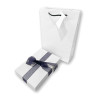 ASTUCCIO PER COLLANA CM 13,4 X 18,9 H3,9 COLORE BIANCO CON NASTRO E FIOCCO BLU CON SHOPPER INCLUSA