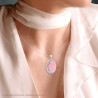 CIONDOLO GEOMETRICO OVALE CON PIETRA ROSA SFACCETTATA CONTORNATA CON ZIRCONI BIANCHI IN ARGENTO 925 GALVANICA RODIO
