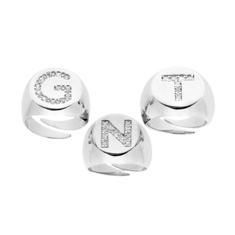 ANELLO CHEVALIER PLAIN CON LETTERA ZIRCONI BIANCHI IN ARGENTO 925 GALVANICA RODIO