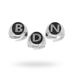 ANELLO CHEVALIER CON LETTERA INIZIALE CON ZIRCONI BIANCHI CON FONDO ZIRCONI NERI IN ARGENTO 925 GALVANICA RODIO