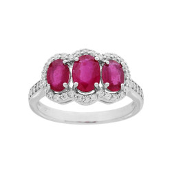 ANELLO TRILOGY CON PIETRE NATURALI OVALI ROSSO RUBINO CONTORNATI DA ZIRCONI BIANCHI IN ARGENTO 925 RODIATO