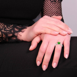 ANELLO SOLITARIO CON ZIRCONE VERDE SMERALDO E ZIRCONI BIANCHI IN ARGENTO 925 GALVANICA RODIO