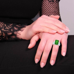 ANELLO FASCIA CON PIETRA NATURALE RETTANGOLARE BAGUETTE VERDE SMERALDO E ZIRCONI BIANCHI IN ARGENTO 925 GALVANICA RODIO