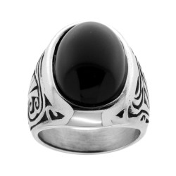 ANELLO CHEVALIER OVALE CON PIETRA BOMBATA NERA E DECORI LATERALI IN ACCIAIO BRUNITO