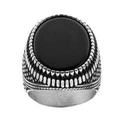 ANELLO CHEVALIER OVALE CON PIETRA NERA E DECORI LATERALI IN ACCIAIO BRUNITO