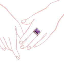 ANELLO CHEVALIER QUADRATO CON PIETRA VIOLA CONTORNATA DA ZIRCONI ROSSO RUBINO IN ARGENTO 925 GALVANICA RODIO