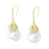 ORECCHINI AD AMO CON FOGLIA SU PERLA SCARAMAZZA E CUBIC ZIRCONIA BIANCHI IN ARGENTO 925 GALVANICA ORO