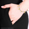 BRACCIALE CATENA DI CILINDRI MARTELLATI CON PORTAFORTUNA PENDENTI COLORE ORO E PUNTO LUCE CRYSTAL BIANCO IN ACCIAIO