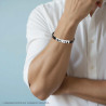 BRACCIALE UOMO IN CAUCCIU NERO CON TARGA DECORO GEOMETRICO E PUNTI COLORE ORO IN ACCIAIO